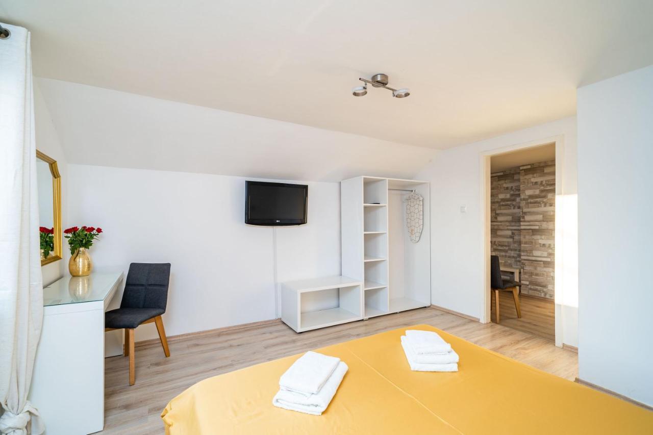 Magnolia Apartments, Apartment *